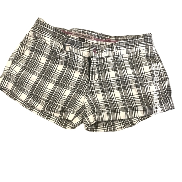 Volcom black & white plaid chio shorts - low rise Women's size 5 - Picture 1 of 2